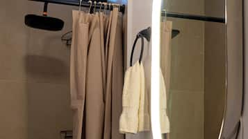 Douche, sèche-cheveux, serviettes fournies, savon