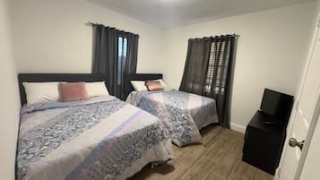 Tabla de planchar con plancha, wifi y ropa de cama