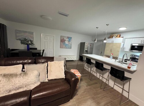 Cozy 2-bed 1 bath 7m. from Hard Rock stadium, 15m. from MIA.& Fort L. airport.