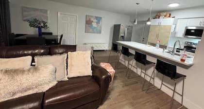 Cozy 2-bed 1 bath 7m. from Hard Rock stadium, 15m. from MIA.& Fort L. airport.