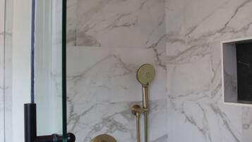 Een douche, handdoeken, zeep, toiletpapier