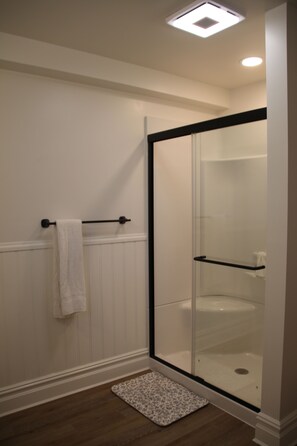 Shower, towels, soap, toilet paper - Come relax at the Manor at Springfield, close to Penn State, Golf and Downtown (Bellefonte)