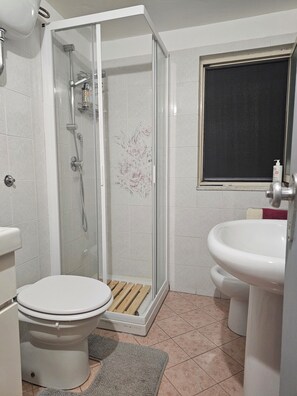 Douche, sèche-cheveux, bidet, serviettes fournies