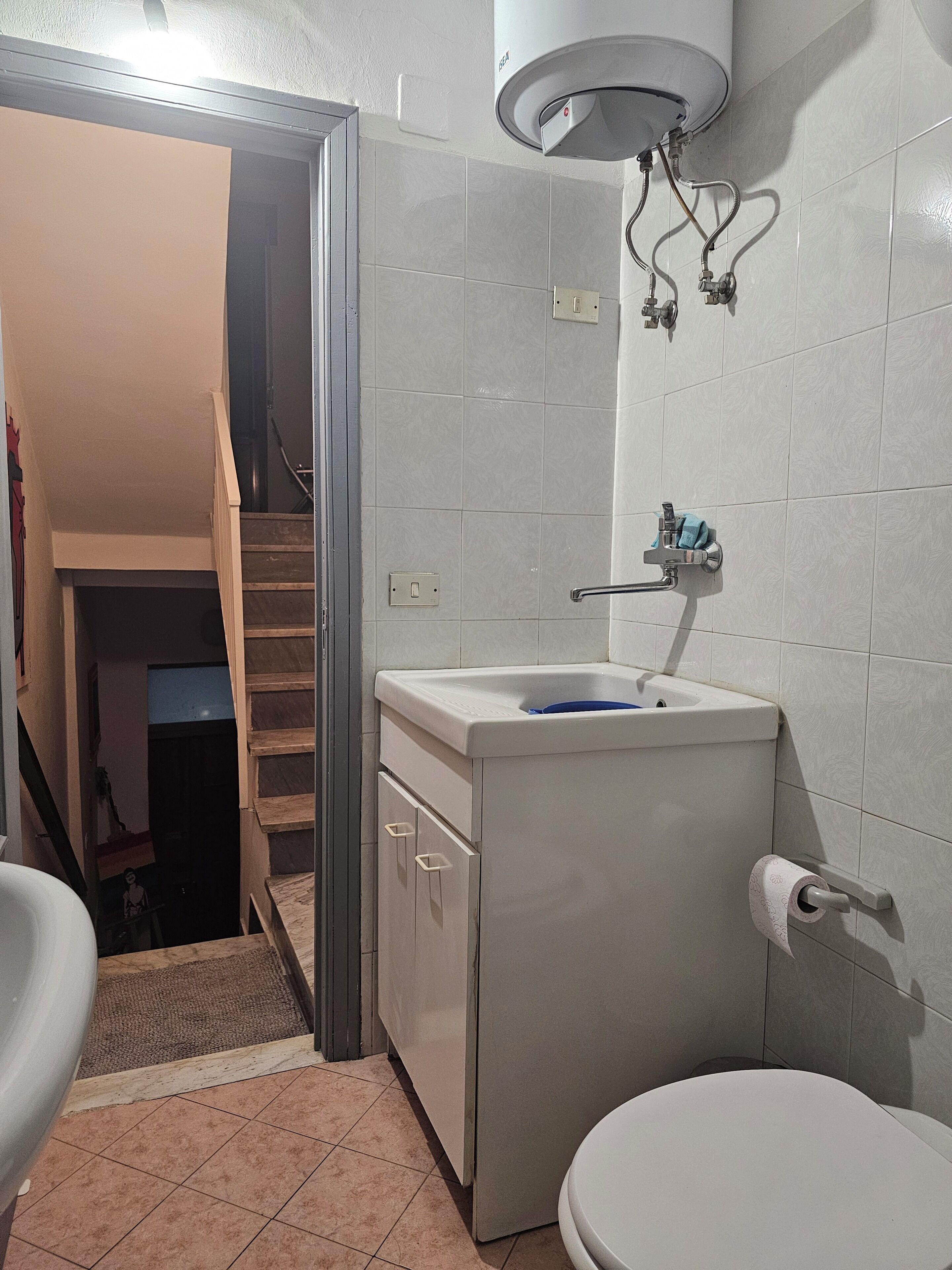 Douche, sèche-cheveux, bidet, serviettes fournies