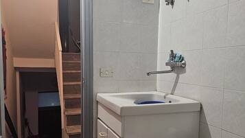Douche, sèche-cheveux, bidet, serviettes fournies