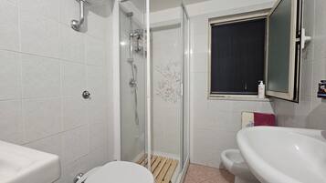 Doccia, asciugacapelli, bidet, asciugamani