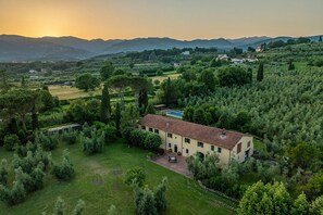 A villa with a swimming pool, surrounded by lush greenery and hills in the background. - Villa Collegigliato 8, Emma Villas (Pistoia)