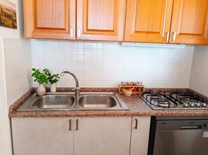 Coffee/tea maker, fridge, microwave, stovetop - Villa Francis | Garden & Seaview - Costa Rei (Costa Rei)