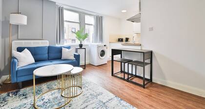 Luxury City Centre Apartment | Walk to Stadium