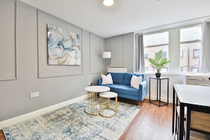 TV - Luxury City Centre Apartment | Walk to Stadium (Cardiff)