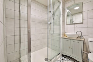 Hair dryer, towels - Luxury City Centre Apartment | Walk to Stadium (Cardiff)