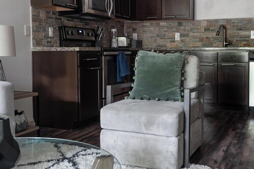 Landing | Spectacular 2BD, Gym, Courtyard