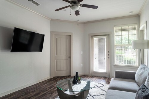 Landing | Incredible 2BD, Clubhouse, Courtyard