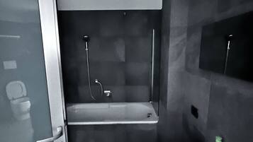 Asciugacapelli, bidet, asciugamani, sapone