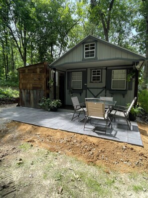 Outdoor dining - Enjoy nature in this 1-bedroom cabin with AC/Heat in rural Knoxville, Iowa. (Knoxville)