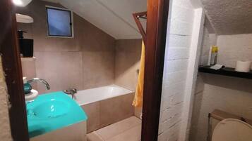 Serviettes fournies, savon, papier toilette
