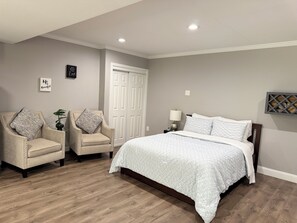 WiFi, bed sheets - Luxury suite in Bellingham, MA (Bellingham)