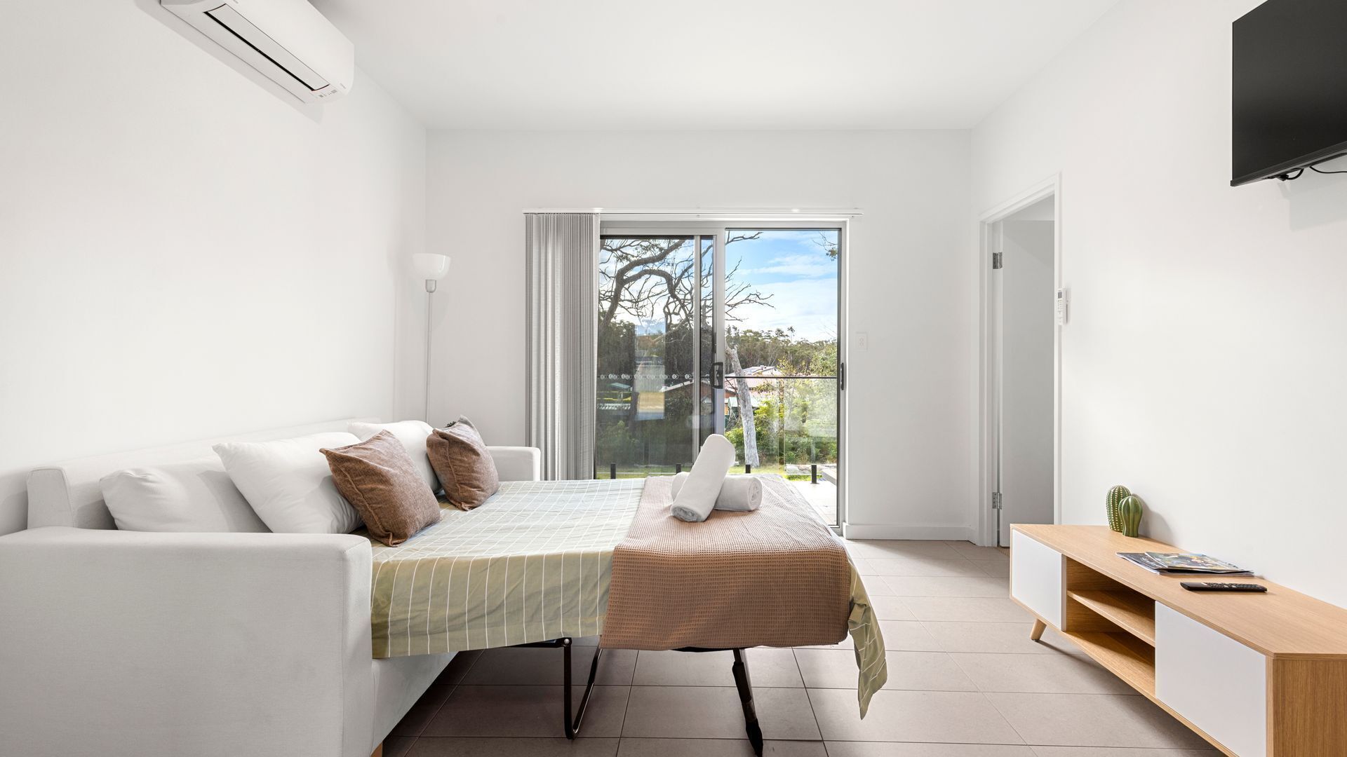 Iron/ironing board, free WiFi, bed sheets