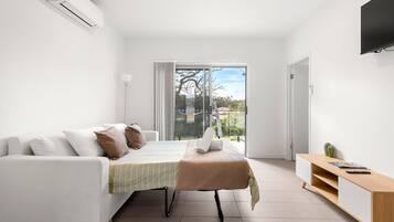 Iron/ironing board, free WiFi, bed sheets