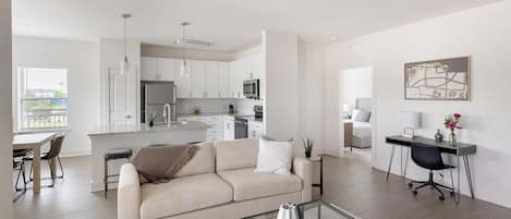 Un apartamento moderno con sala de estar, cocina, comedor y dormitorio.