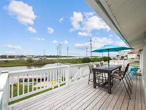 Outdoor dining - Helluva View–3BR waterfront home,  beach days, poolside nights, endless sunsets. (North Topsail Beach)