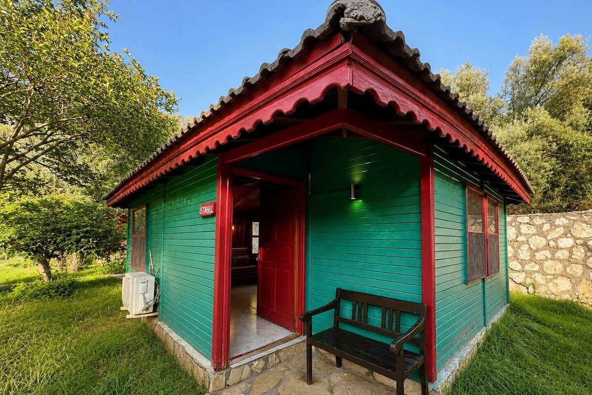 Familien-Dreibettzimmer, Blick auf den Innenhof | Kostenlose Minibar, Schreibtisch, Bettwäsche
