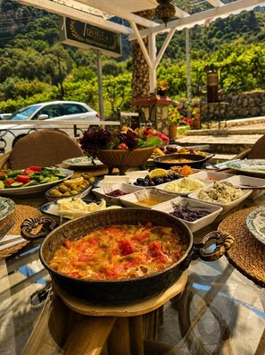 Outdoor dining - DENGE HİDDEN GARDEN (Antalya)