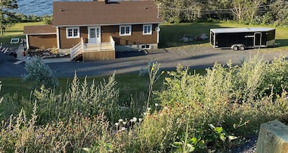 Private House with a breathtaking cliffside view of the Saint Laurence river.