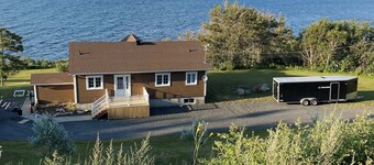 Private House with a breathtaking cliffside view of the Saint Laurence river.