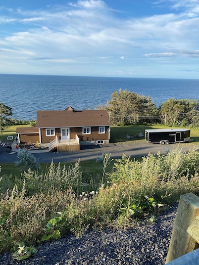 Private House with a breathtaking cliffside view of the Saint Laurence river.