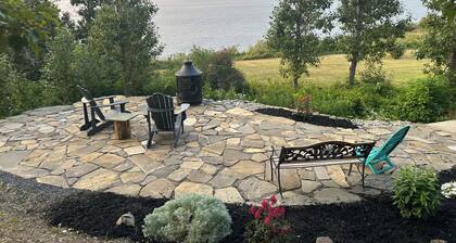 Private House with a breathtaking cliffside view of the Saint Laurence river.
