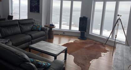 Private House with a breathtaking cliffside view of the Saint Laurence river.