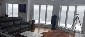 Private House with a breathtaking cliffside view of the Saint Laurence river.