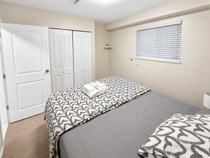 Iron/ironing board, WiFi - Quiet & Bright Basement Suite near Fraser Street (Vancouver)