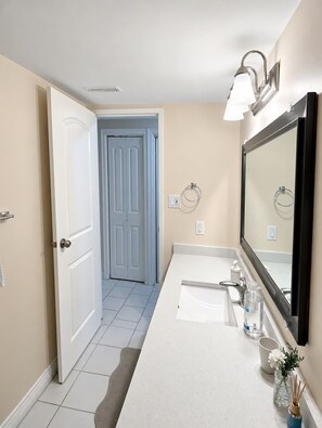 Shower, hair dryer, shampoo - Quiet & Bright Basement Suite near Fraser Street (Vancouver)