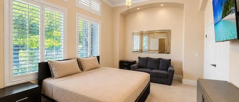 9 Schlafzimmer, Schreibtisch, Bügeleisen/Bügelbrett, Reisekinderbett