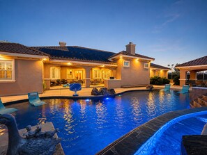 Il s’agit d’une propriété résidentielle dotée d’une piscine, d’un espace extérieur aménagé pour s’asseoir et d’un patio couvert.