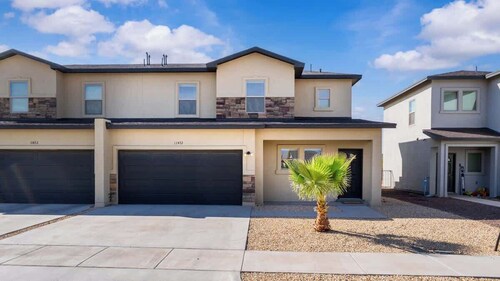 Stylish 4BR Escape  Open Layout  Smart TVs A