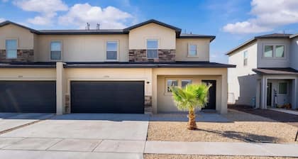 Stylish 4BR Escape Open Layout Smart TVs A
