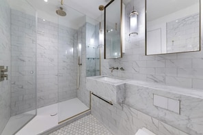 Dusche, Haartrockner, Bidet, Handtücher