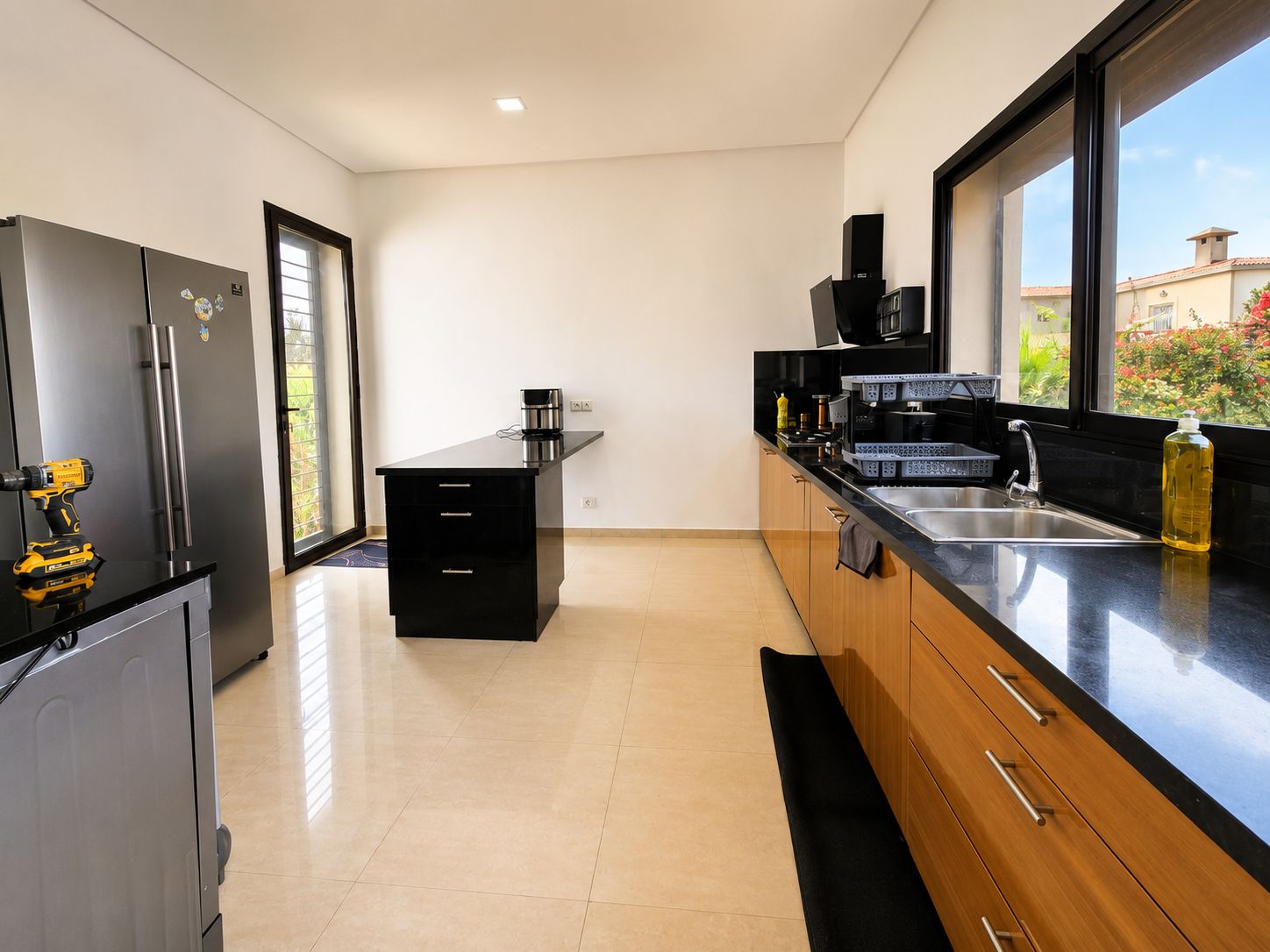 Eine moderne Küche mit Kühlschrank, Herd, Mikrowelle und Spüle.