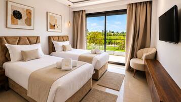 Une chambre d’hôtel avec deux lits, un téléviseur à écran plat, une vue sur un paysage verdoyant et un design moderne.