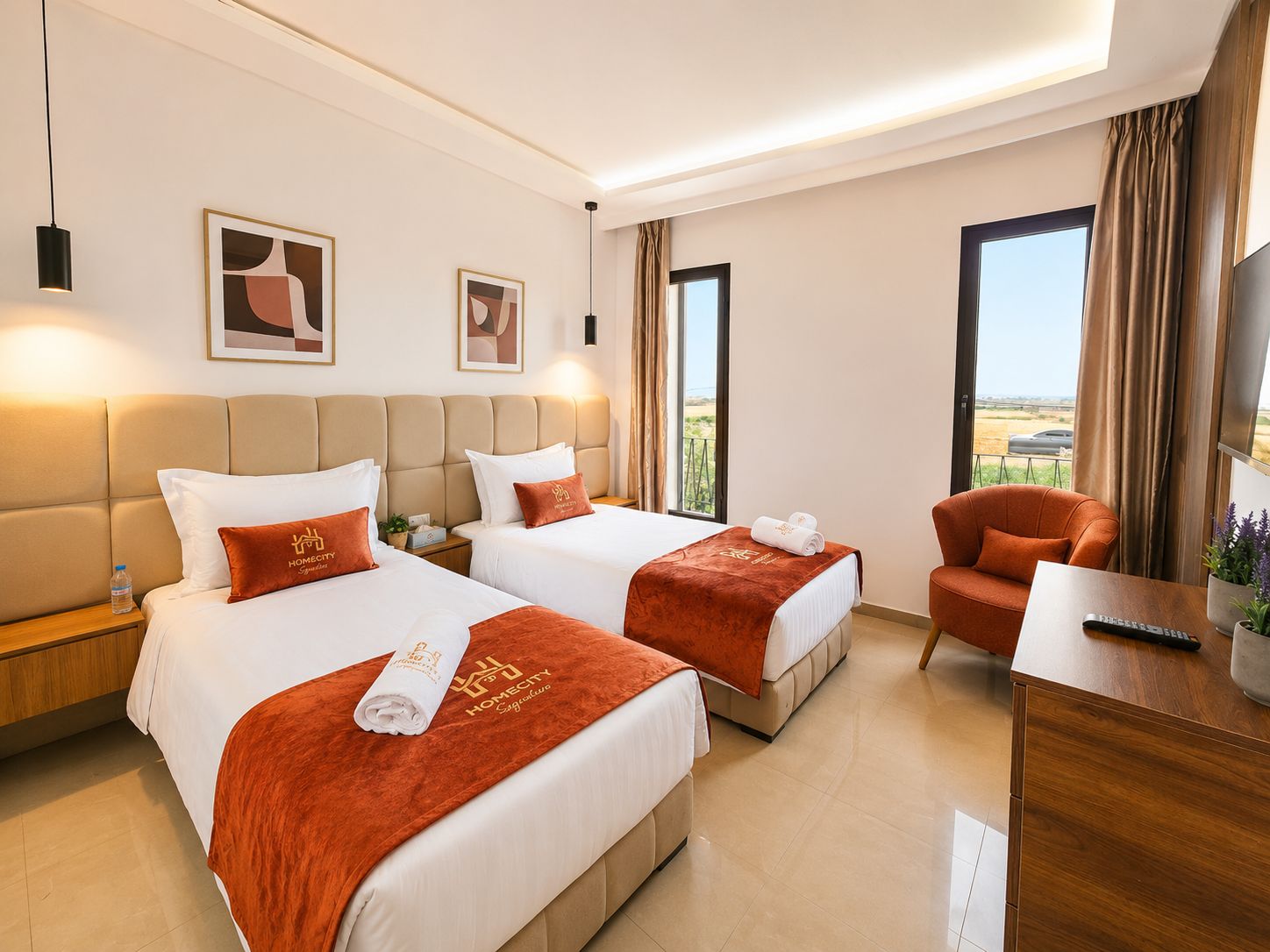 Quarto de hotel com duas camas, um sofá, uma televisão e vista para o exterior.