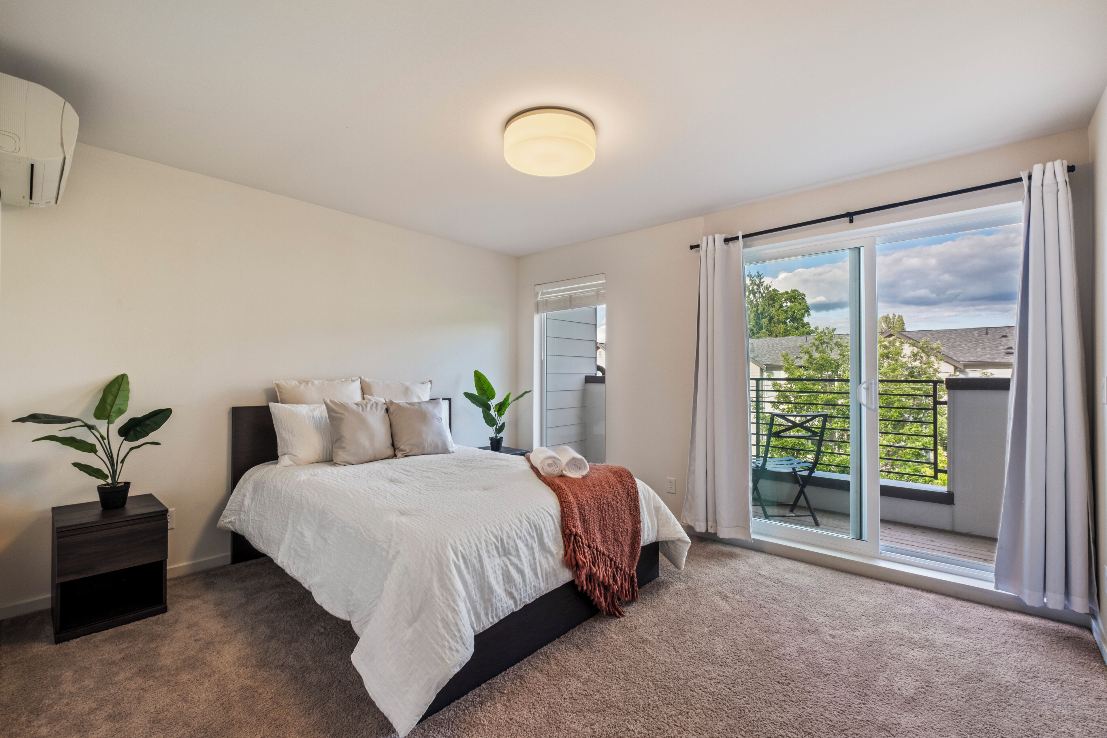 3 bedrooms, iron/ironing board, internet, bed sheets