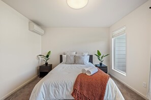 3 bedrooms, iron/ironing board, Internet, bed sheets - FIFA World Cup 2026 - 2 Min Walk to Light Rail - Private Balcony - No Car Needed (Seattle)
