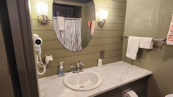 Double Room, 2 Queen Beds | Bathroom