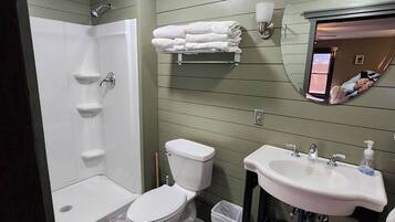 Double Room, 1 Queen Bed | Bathroom | Hair dryer, towels, soap, shampoo