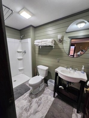 Double Room, 1 Queen Bed | Bathroom | Hair dryer, towels, soap, shampoo - Historic Matewan House Lodging (Matewan)