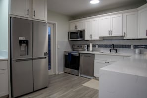 Fridge, microwave, oven, stovetop - Fort Lauderdale Oasis. 4BR Retreat w/ Pool, Hot Tub & Outdoor Lounge (Fort Lauderdale)