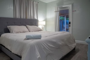 4 bedrooms, WiFi, bed sheets - Fort Lauderdale Oasis. 4BR Retreat w/ Pool, Hot Tub & Outdoor Lounge (Fort Lauderdale)